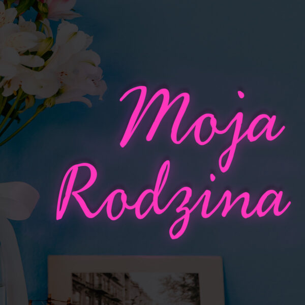 Różowy neon LED napis Moja Rodzina – modna dekoracja ścienna