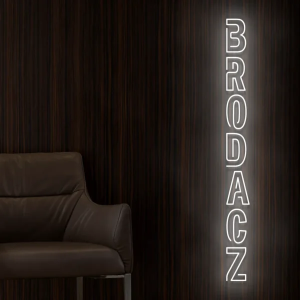 Biały neon LED z napisem Brodacz na ścianie