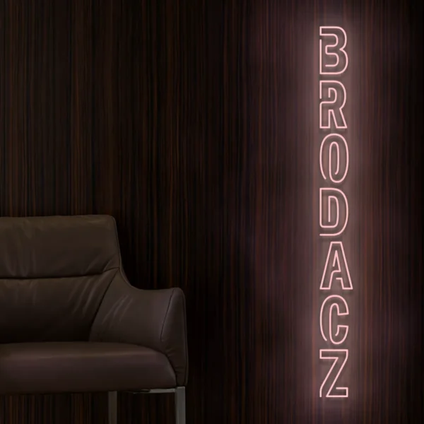 Jasnoróżowy neon LED z napisem Brodacz dekoracja