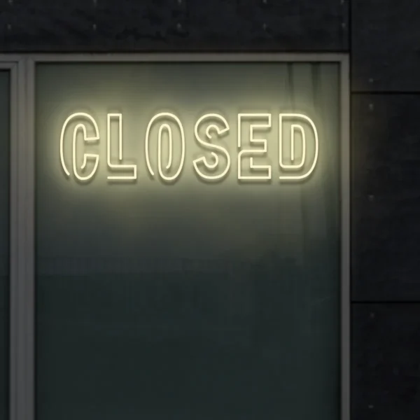 Beżowy neonowy napis Closed dekoracja LED do witryny