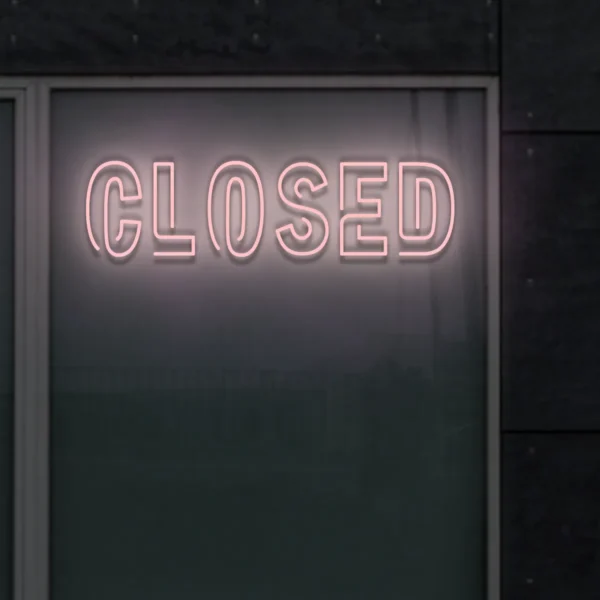 Jasnoróżowy neonowy napis Closed stylowa dekoracja do wnętrz