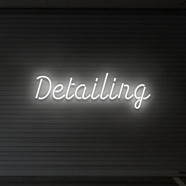 Biały neon LED z napisem Detailing na ścianie