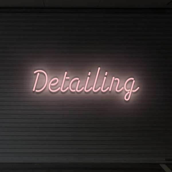 Jasnoróżowy neon LED z napisem Detailing dekoracja