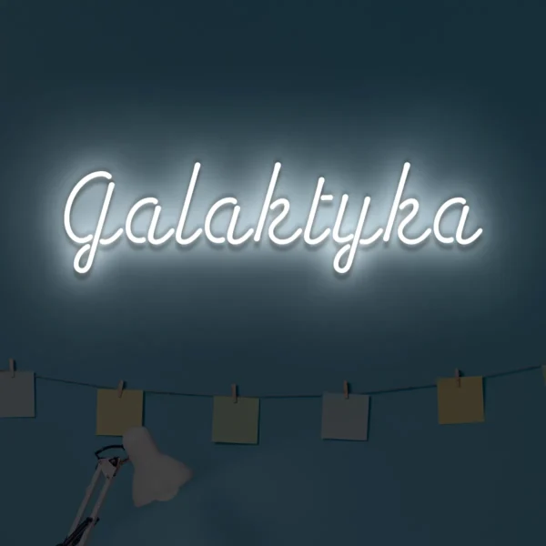 Biały neon LED z napisem Galaktyka na ścianie