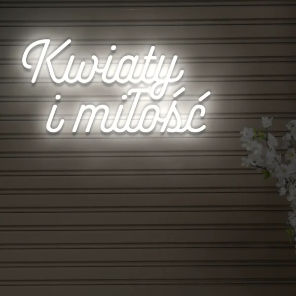 Biały neon LED z napisem Kwiaty i miłość na ścianie
