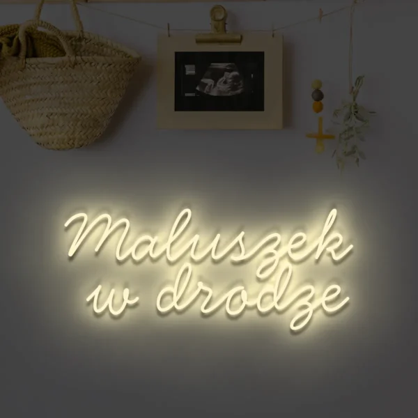 Beżowy neonowy napis Maluszek w drodze dekoracja do pokoju dziecka