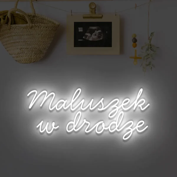 Biały neon LED z napisem Maluszek w drodze na ścianie
