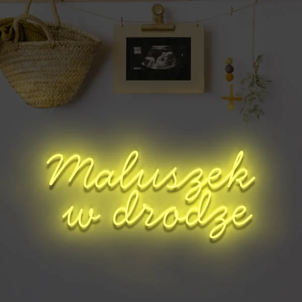 Żółty neonowy napis Maluszek w drodze dekoracja do pokoju niemowlaka
