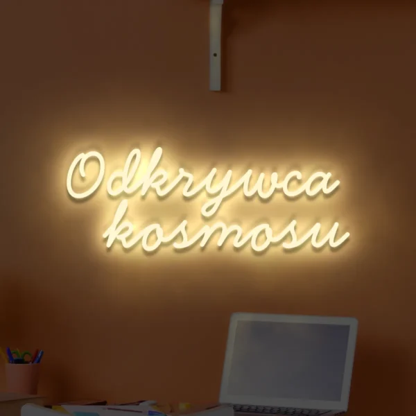 Beżowy neonowy napis Odkrywca kosmosu dekoracja ścienna