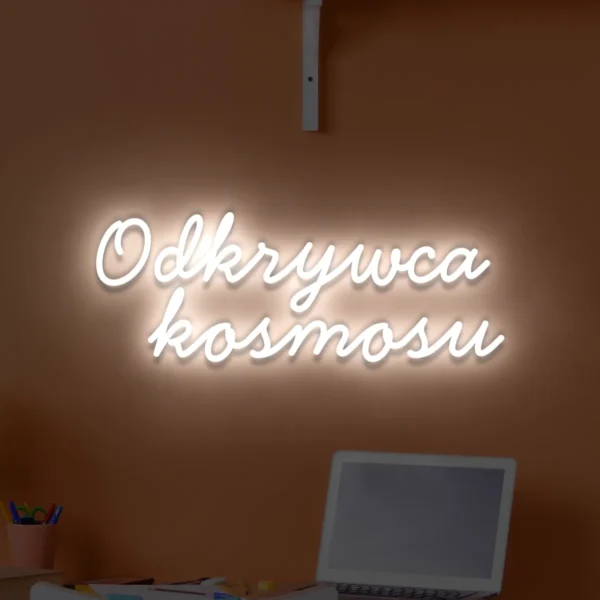 Biały neon LED z napisem Odkrywca kosmosu na ścianie