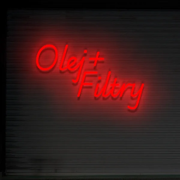 Czerwony świecący napis „Olej + Filtry” – wyrazista ozdoba