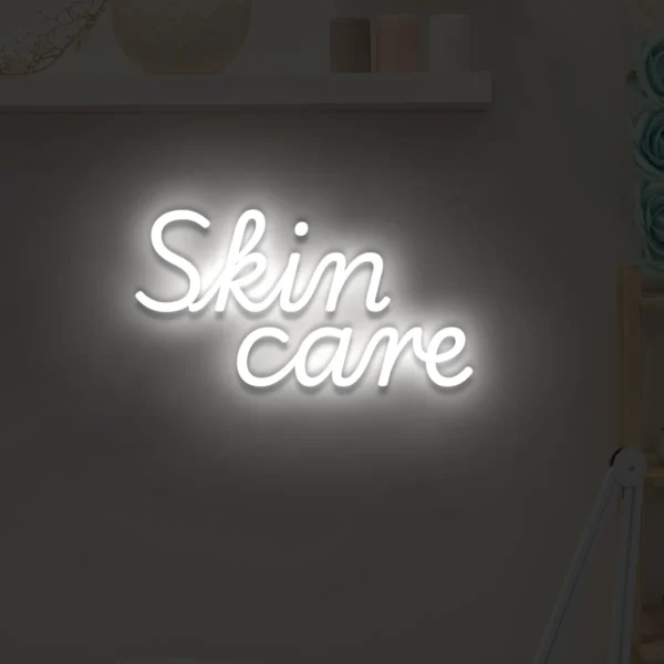 Biały neon LED z napisem Skin care na ścianie