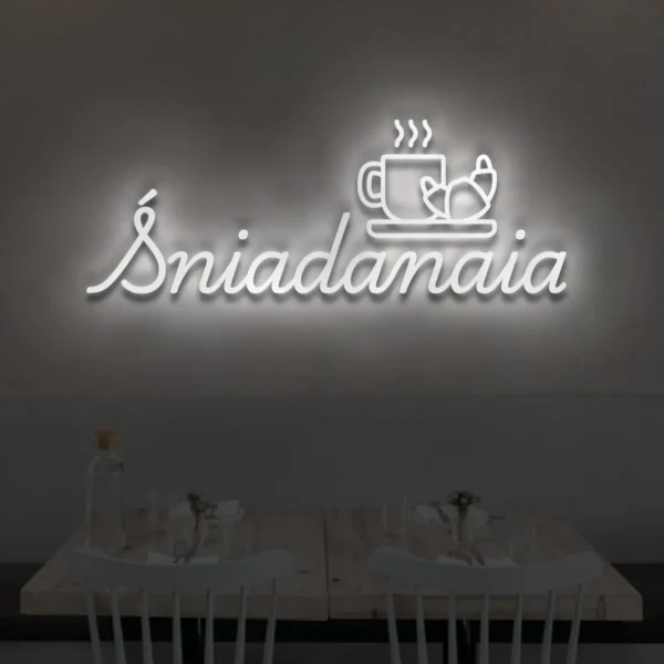 Biały neon LED z napisem Śniadania i symbolem kawy oraz rogalika