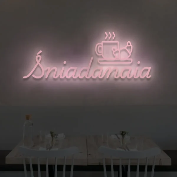 Jasnoróżowy neon LED z napisem Śniadania i grafiką kawy z rogalikiem