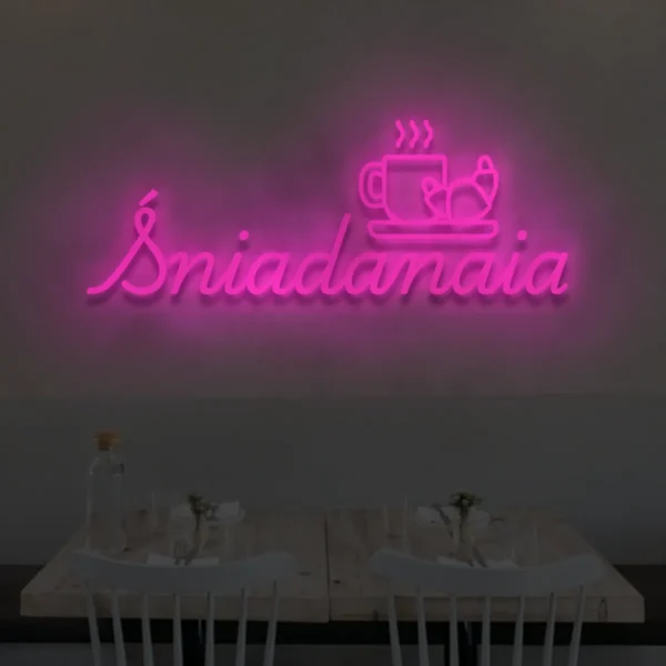Różowy neon LED z napisem Śniadania oraz symbolem kawy i rogalika