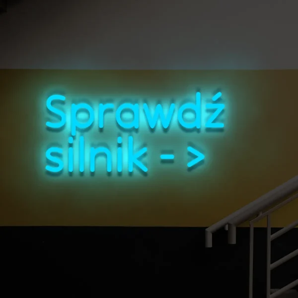 Niebieski neon LED „Sprawdź silnik →” znak kierunkowy