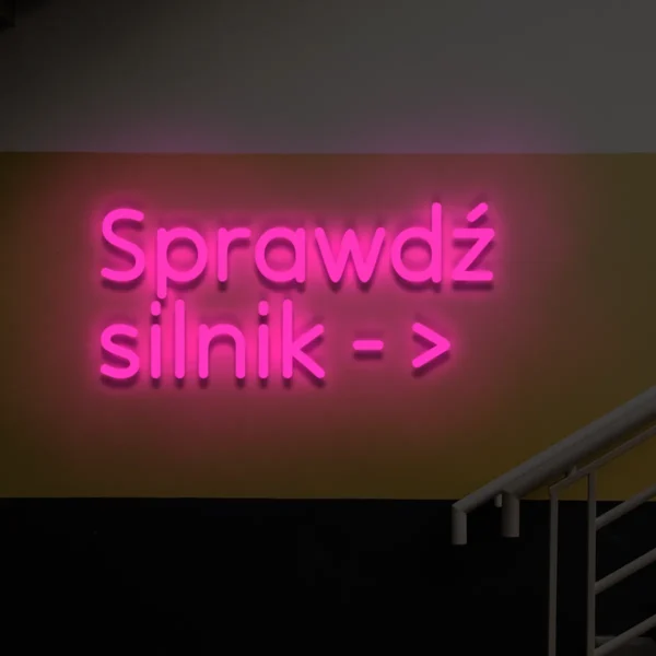 Różowy neon „Sprawdź silnik →” ozdoba i wskazówka