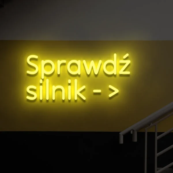 Żółty neon „Sprawdź silnik →” tablica świetlna
