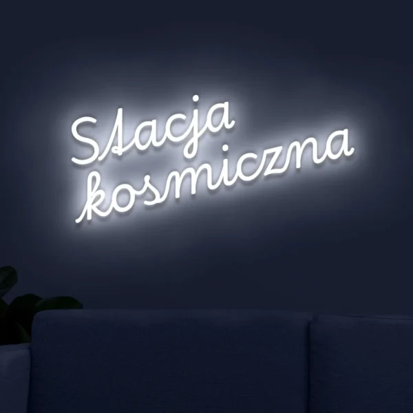 Biały neon LED z napisem Stacja kosmiczna na ścianie