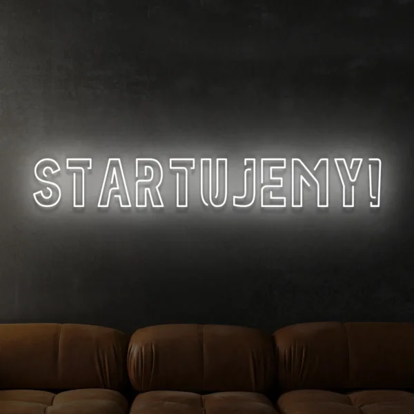 Biały neon LED z napisem Startujemy na ścianie