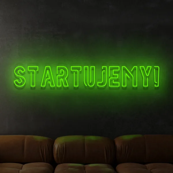 Zielony neonowy napis Startujemy świecąca dekoracja ścienna