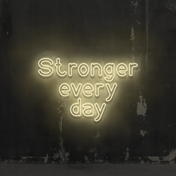 Beżowy neonowy napis Stronger every day dekoracja ścienna LED