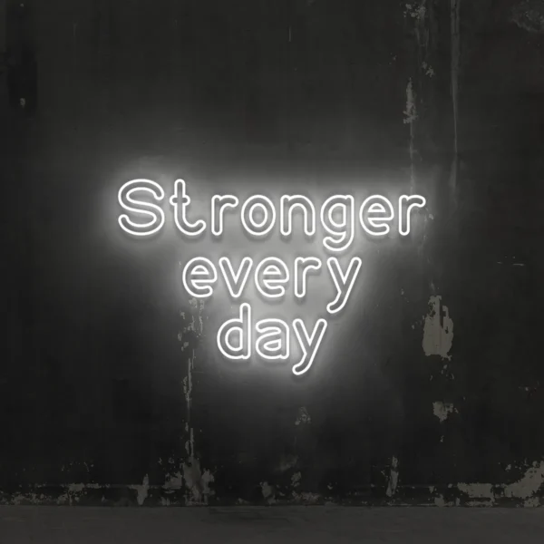 Biały neon LED z napisem Stronger every day na ścianie