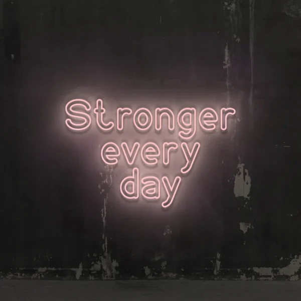 Jasnoróżowy neon LED z napisem Stronger every day dekoracja