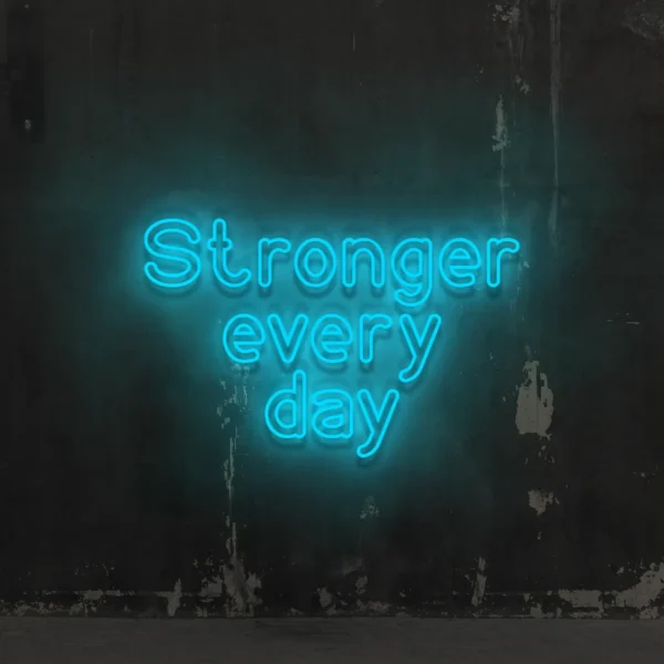 Niebieski neonowy napis Stronger every day świecąca dekoracja