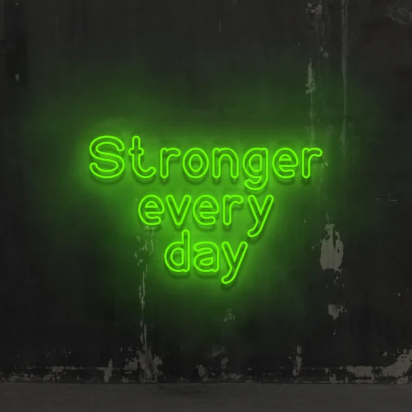 Zielony neon Stronger every day świecący napis na ścianę