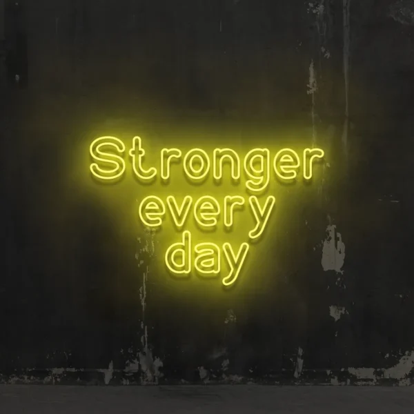 Żółty neonowy napis Stronger every day dekoracja do siłowni