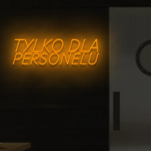 Pomarańczowy neon „Tylko dla personelu” świecący napis do restauracji