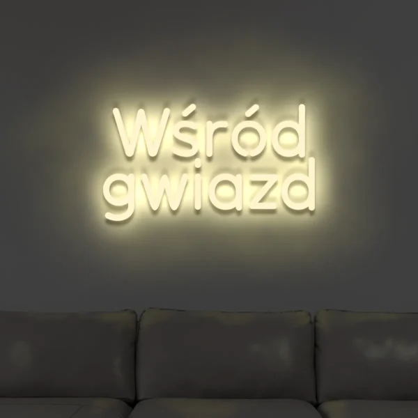 Beżowy neonowy napis „Wśród gwiazd” dekoracja ścienna