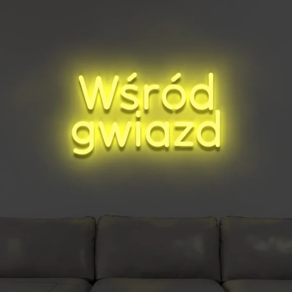 Żółty neonowy napis „Wśród gwiazd” jasna ozdoba ścienna