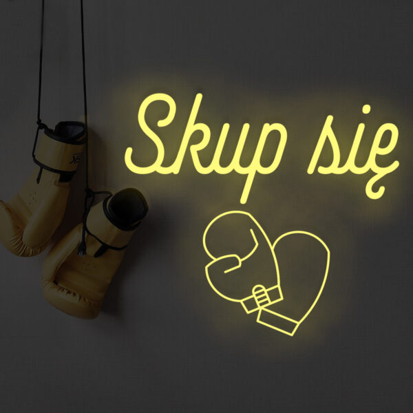 Żółty neonowy napis Skup się z rękawicami bokserskimi do siłowni lub studia