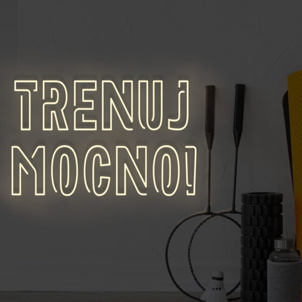 Beżowy neonowy napis Trenuj mocno! dekoracja ścienna do siłowni