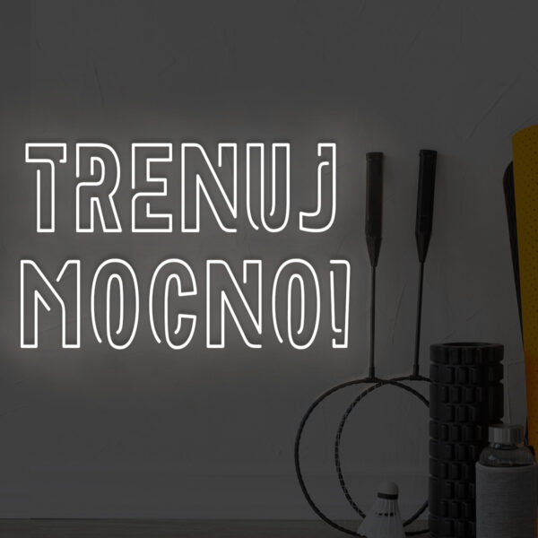 Biały neon LED z napisem Trenuj mocno! na ścianie