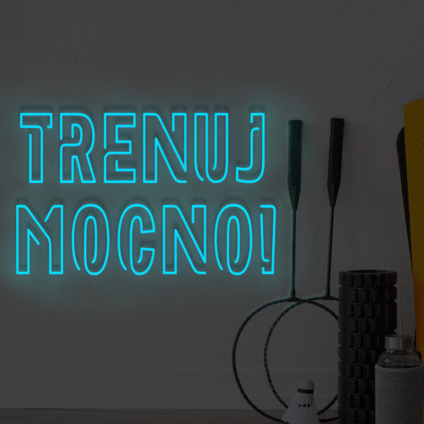 Niebieski neonowy napis Trenuj mocno! świecąca dekoracja