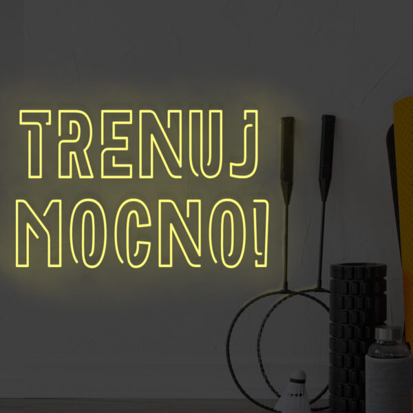 Żółty neonowy napis Trenuj mocno! dekoracja do siłowni