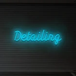 Niebieski neonowy napis Detailing podświetlana reklama