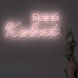 Jasnoróżowy neon LED z napisem Dzień Kobiet romantyczna dekoracja