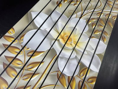 Lamele na ścianę z grafiką – artystyczny nadruk UV biało-złotego kwiatu 3D