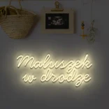 Beżowy neonowy napis Maluszek w drodze dekoracja do pokoju dziecka