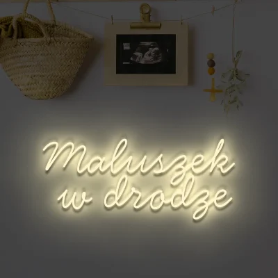 Beżowy neonowy napis Maluszek w drodze dekoracja do pokoju dziecka