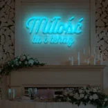 Niebieski neon LED napis Miłość tu i teraz dekoracja ścienna i weselna