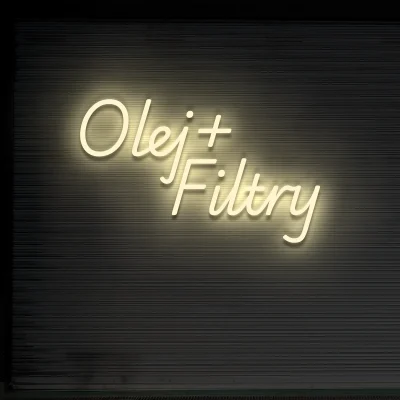 Beżowy neonowy napis „Olej + Filtry” do warsztatu