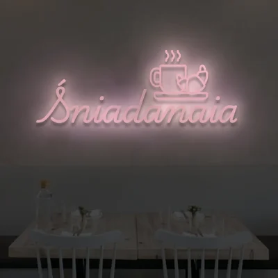 Jasnoróżowy neon LED z napisem Śniadania i grafiką kawy z rogalikiem