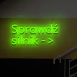 Zielony neon LED „Sprawdź silnik →” wyraźne oznaczenie
