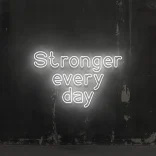 Biały neon LED z napisem Stronger every day na ścianie