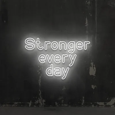 Biały neon LED z napisem Stronger every day na ścianie